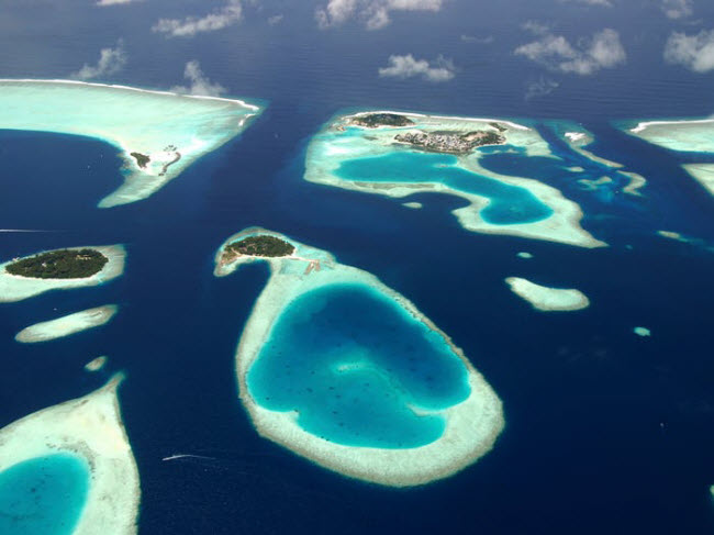 Maldives: Nằm ở khu vực Nam Á, Maldives là một quốc gia nhiệt đới với 26 hòn đảo. Những bãi biển cát trắng và nước trong xanh ở đây thu hút du khách từ khắp nơi trên thế giới.