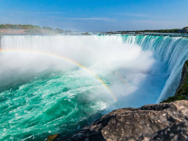 Thác Niagara, Canada: Hệ thống thác Niagara bao gồm 3 thác nằm giữa biên giới Mỹ và Canada. Nó được coi là thác nước đẹp nhất trên thế giới và thu hút rất đông du khách tham quan hằng năm.