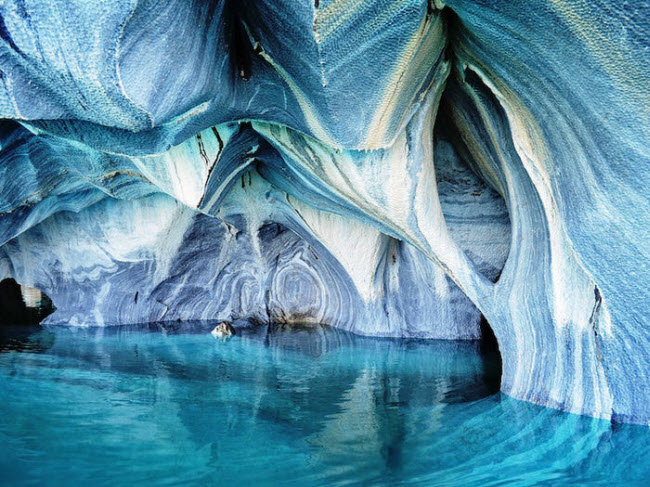 Động Hoa Cương, Patagonia: Nằm giữa biên giới Argentina và Chile, hang động này gây ấn tượng với những bức tường hoa cương nhiều màu sắc và được bao quanh bởi hồ nước trong xanh. Đây được coi là một trong những kỳ quan thiên nhiên hẻo lánh nhất thế giới.