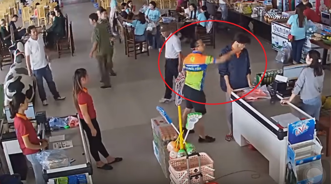 Thượng úy Nguyễn Việt Xô tát nhân viên sau đôi co được camera an ninh ghi lại
