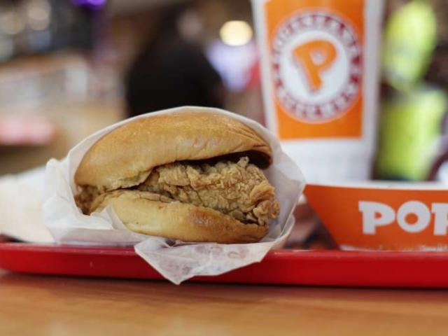 Phi thường - kỳ quặc - Bị đâm chết chỉ vì miếng bánh sandwich gà