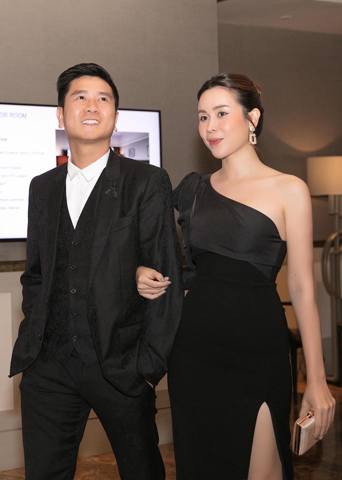 Cặp đôi tay trong tay tại đám cưới ca sĩ Giang Hồng Ngọc.