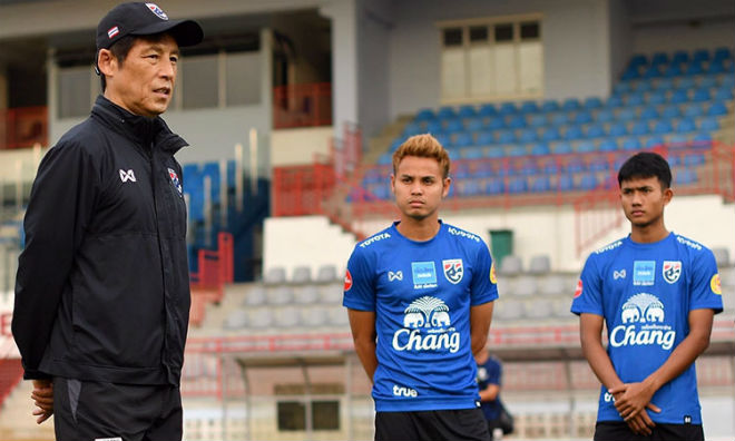 HLV Akira Nishino và ĐT Thái Lan đón chào sự tái xuất của hậu vệ trái Theerathorn Bunmathan (giữa)