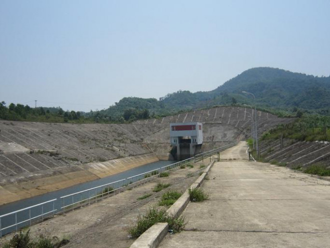 Dọc 2 bên kênh dẫn dòng vào hầm thủy điện A Lưới xuất hiện tình trạng bị tụt mạch nước ngầm