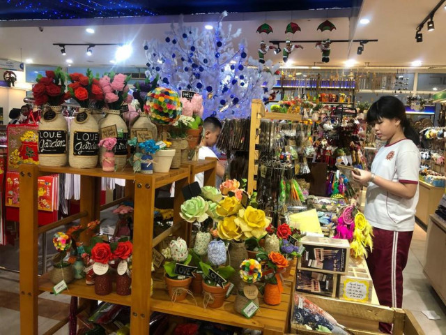 Thị trường - Tiêu dùng - Thị trường dịp 20/11: "Hoa tự gấp, thiệp tự làm"