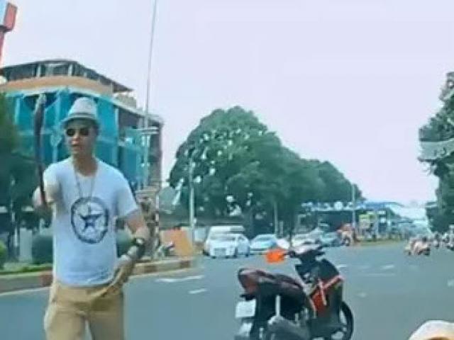 Pháp luật - Khởi tố nhà sư "múa gậy" đập phá xe ô tô người đi đường