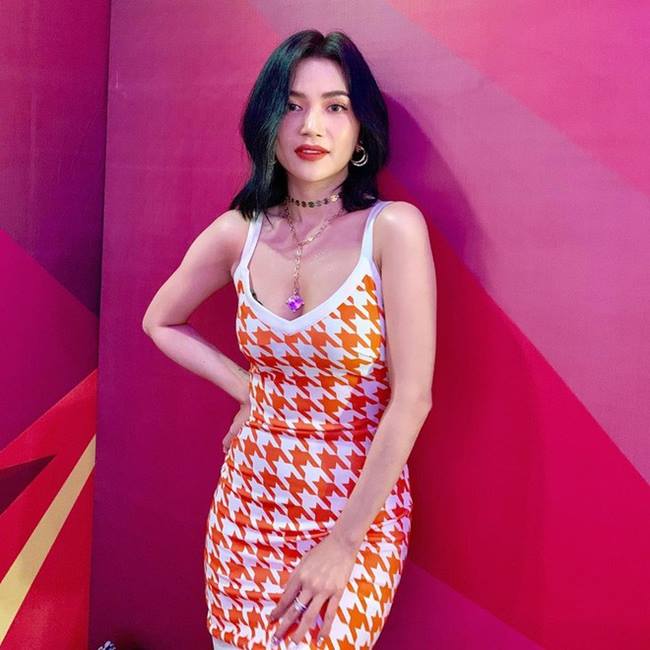 Nếu bạn không sở hữu chiều cao lý tưởng thì nên chọn&nbsp;đầm ôm ngắn, có chiều dài trên gối để giúp đôi chân trông dài hơn.