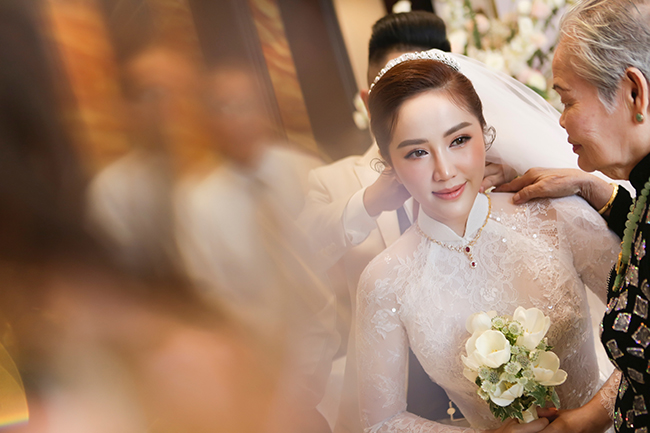 Theo Bảo Thy chia sẻ, chồng sắp cưới là bạn làm ăn của gia đình&nbsp;cô và được cả gia đình nữ ca sĩ&nbsp;quý mến. Tuy nhiên, phải khá lâu sau Bảo Thy và Phan Lĩnh&nbsp;mới nảy sinh tình cảm, rồi bắt đầu tìm hiểu nhau.&nbsp;