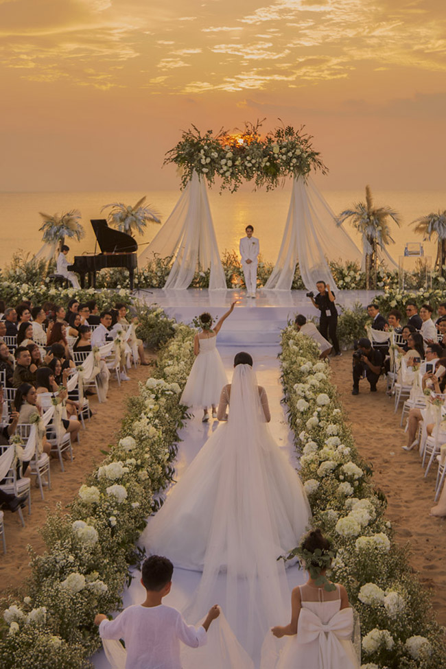Sau lễ rước dâu, cặp đôi đãi tiệc tại Phú Quốc, với 500 khách mời. Theo một nguồn tin, cô dâu, chú rể đã chi 10 tỷ cho toàn bộ lễ cưới.
