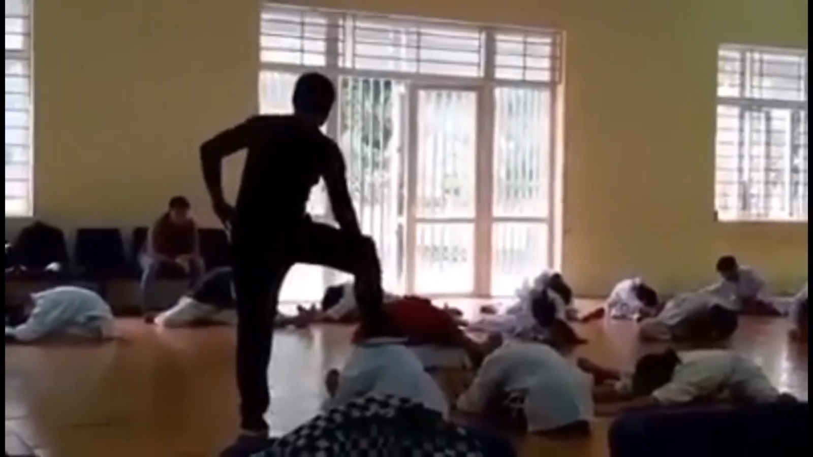 Thầy giáo được cho là có hành vi dạy võ theo phương pháp “bạo lực” (Ảnh cắt từ clip).