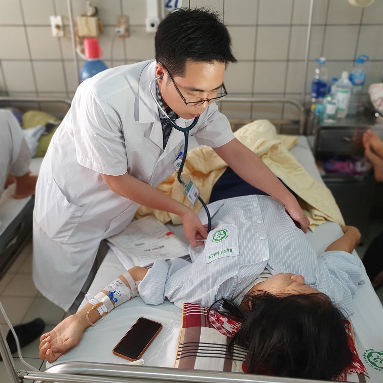 BS. Tuấn thăm khám cho bệnh nhân sau khi được nút mạch điều trị dị dạng mạch thận