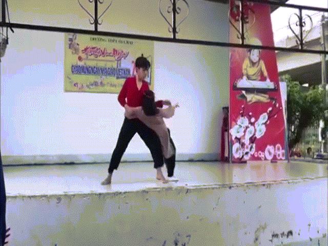 Bạn trẻ - Cuộc sống - Màn nhảy táo bạo của nữ sinh mừng ngày Nhà giáo VN "gây bão"