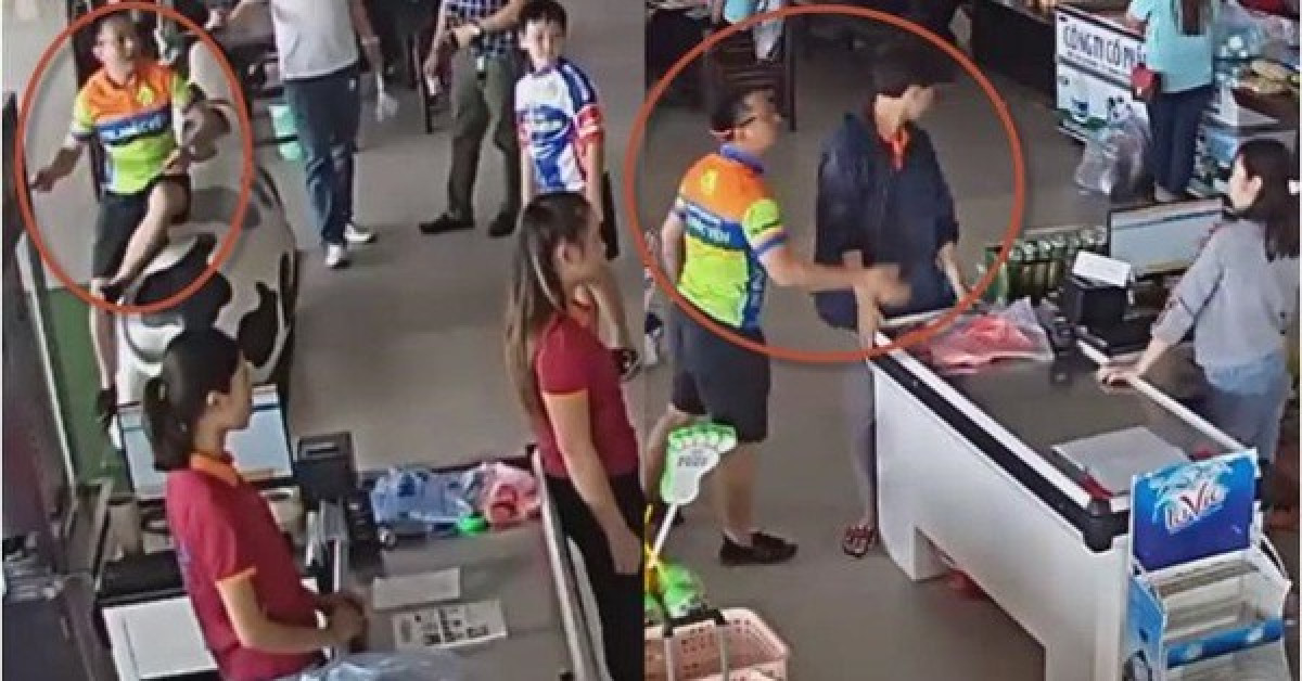 Hình ảnh Thượng úy công an có những hành động ném gói xúc xích, tát nhân viên của cửa hàng được camera an ninh ghi lại.
