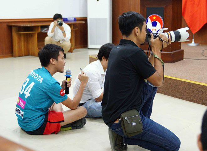 Đến khi một phóng viên Thái Lan (áo xanh) đặt câu hỏi so sánh về Quang Hải và Chanathip (Messi Thái Lan), thầy Park tỏ thái độ không hài lòng.