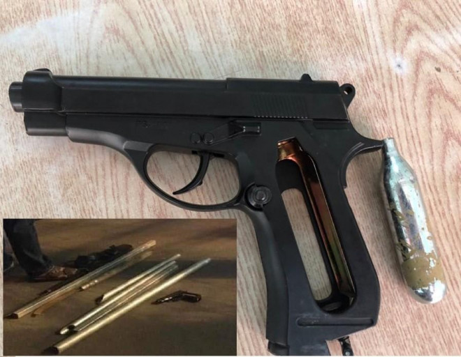 Số hàng nóng các đối tượng vứt lại hiện trường sau vụ hỗn chiến.