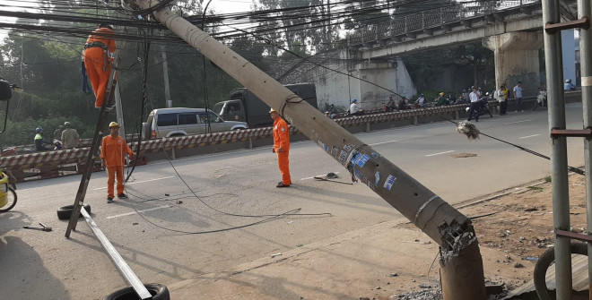 Xe tải kéo gãy cột điện, 1 đoạn quốc lộ bị phong tỏa