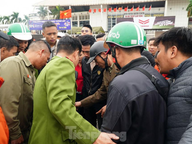 Tin tức trong ngày - Cảnh sát đưa người bán "vé giả" trận Việt Nam - Thái Lan về trụ sở