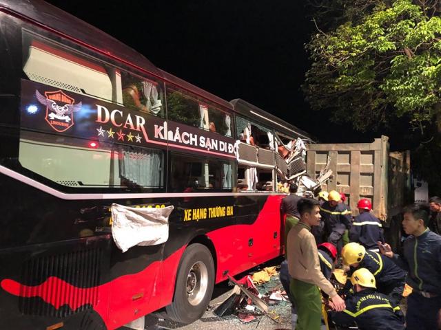 Tin tức trong ngày - Xe khách nát bét đầu sau cú va chạm kinh hoàng với xe tải