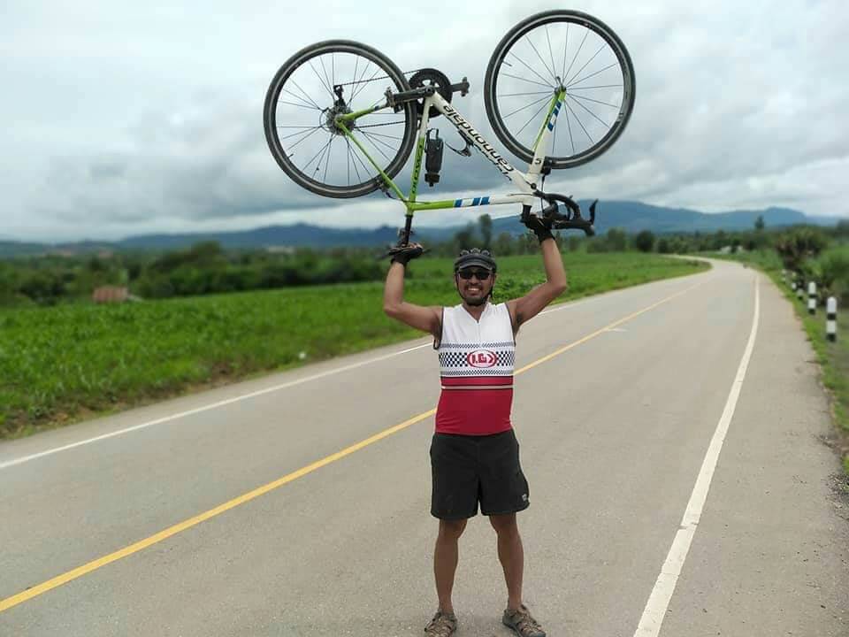 Người đàn ông Thái Lan trải qua hành trình dài bằng xe đạp tới Hà Nội.