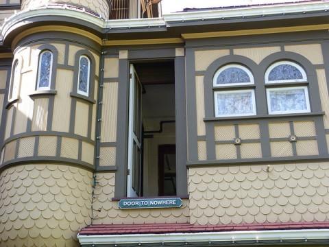 Một cánh cửa không dẫn ra đâu cả.