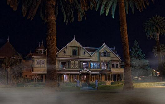 Biệt thự Winchester khi đêm xuống.