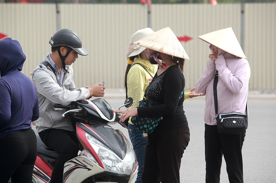 Phe vé hoạt động hết công suất trước giờ bóng lăn trên sân Mỹ Đình trận Việt Nam – Thái Lan.