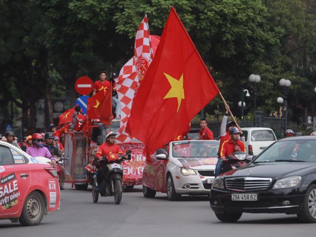5 tiếng nữa mới diễn ra trận Việt Nam - Thái Lan, CĐV đã nhuộm đỏ phố phường Hà Nội
