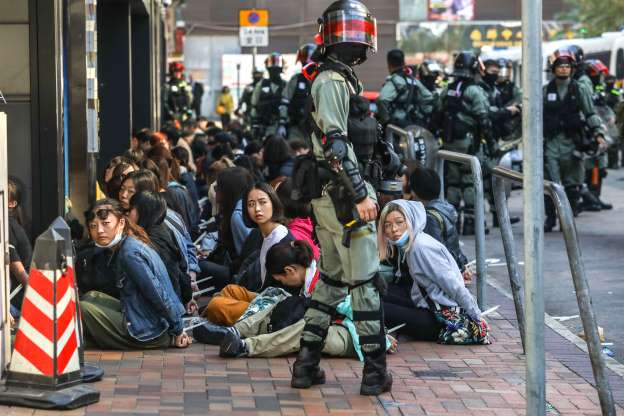 Những người biểu tình bị cảnh sát bắt giữ bên ngoài trường đại học Bách Khoa hôm 18.11 (Ảnh: Getty)