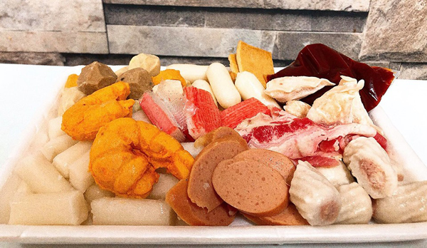 Nguyên liệu làm lẩu tok được người bán chia theo set và đóng hộp sẵn.