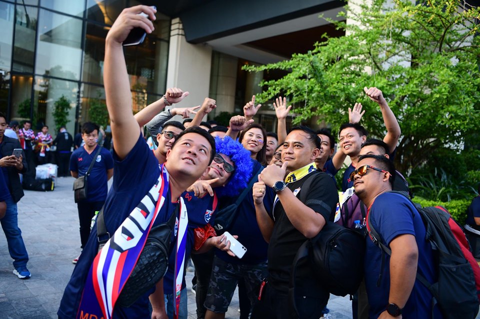 Các CĐV Thái Lan chụp hình lưu niệm cùng nhau khi đến sân vận động Quốc gia Mỹ Đình