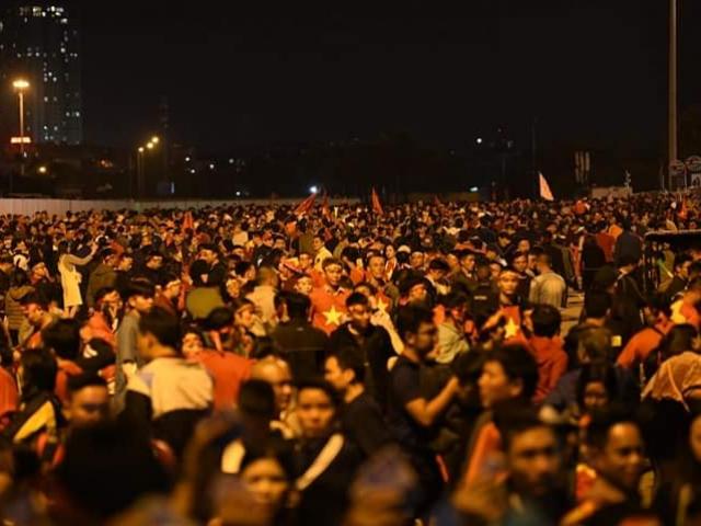 Tin tức trong ngày - Biển người chen lấn vào sân Mỹ Đình "tiếp lửa" đội tuyển Việt Nam