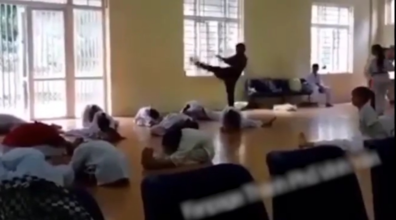  Thầy dạy võ "tung cước" như trời giáng vào học sinh (Ảnh cắt từ clip)