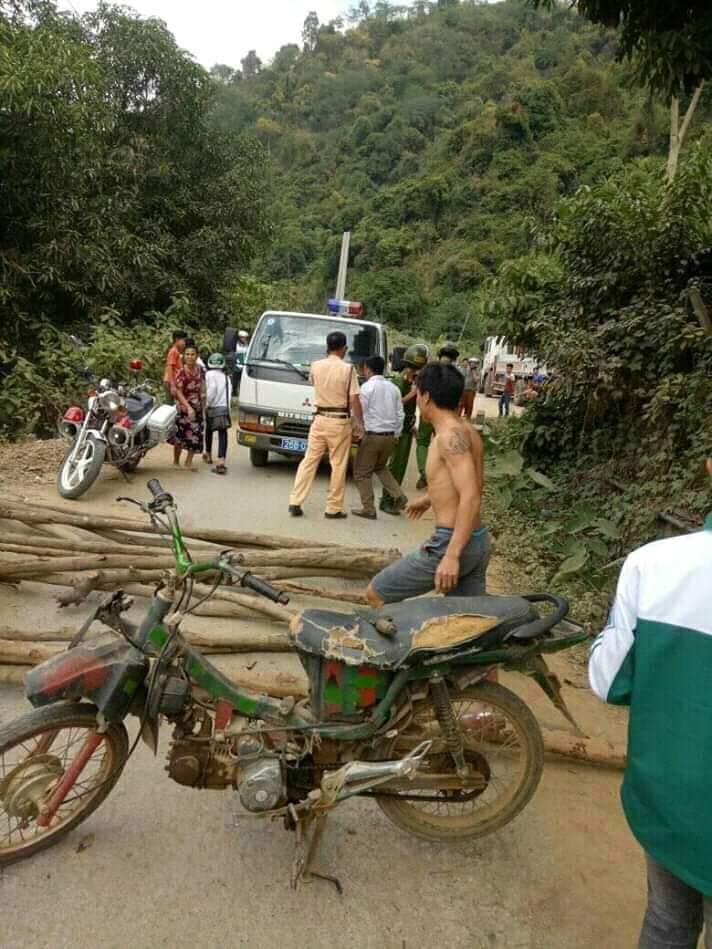  Hình ảnh người dân mang cây gỗ ra chặn xe CSGT đòi lại xe vi phạm. Ảnh: A.T