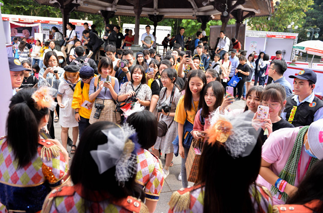 Nhóm "thánh nữ" Nhật Bản hút mọi chú ý khi trở lại Việt Nam - 8