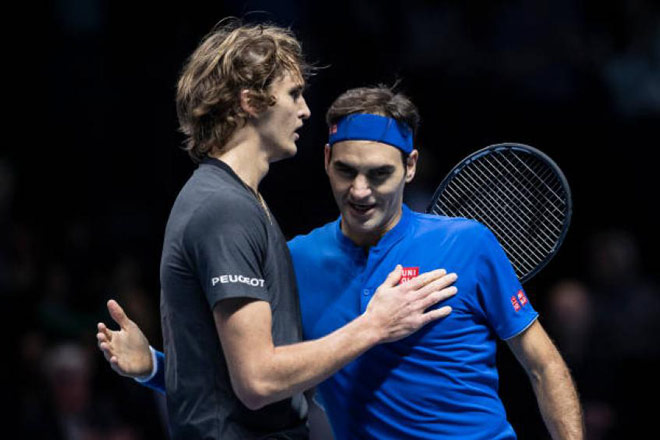 Federer (áo xanh) được tiếp thêm khát vọng thi đấu sau khi đánh bại Djokovic ở ATP Finals 2019