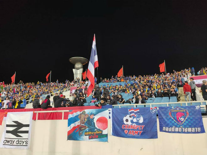 Khu vực khán đài CĐV Thái Lan bị lực
lượng an ninh rà soát kỹ nhằm tránh để pháo sáng lọt vào sân Mỹ
Đình