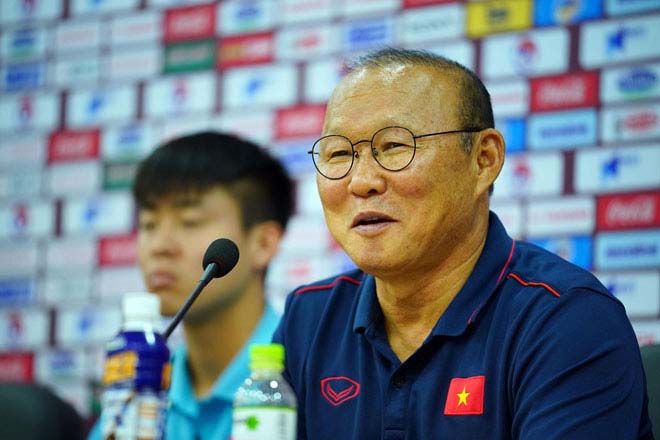 HLV Park Hang Seo trong buổi họp báo
trước trận đấu