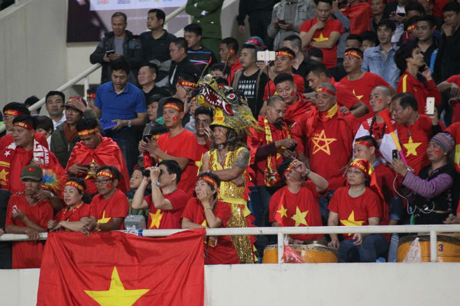 Trực tiếp không khí nóng bỏng ĐT Việt Nam đấu Thái Lan: Biển người "nín thở" ở Mỹ Đình - 6