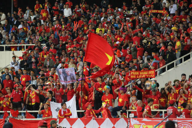 Trực tiếp không khí nóng bỏng ĐT Việt Nam đấu Thái Lan: Biển người "nín thở" ở Mỹ Đình - 7
