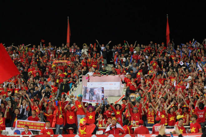 Trực tiếp không khí nóng bỏng ĐT Việt Nam đấu Thái Lan: Biển người "nín thở" ở Mỹ Đình - 8