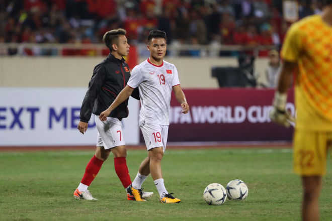 Quang Hải và các đồng đội ở ĐT Việt
Nam ra sân khởi động 15 phút trước trận đấu