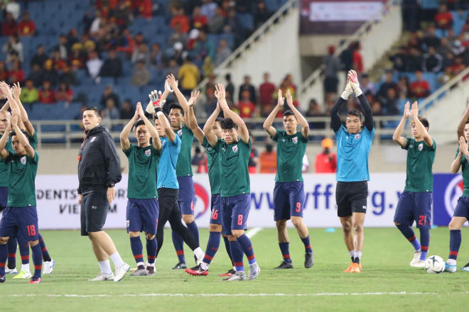 Đội khách Thái Lan ra sân "làm
nóng"