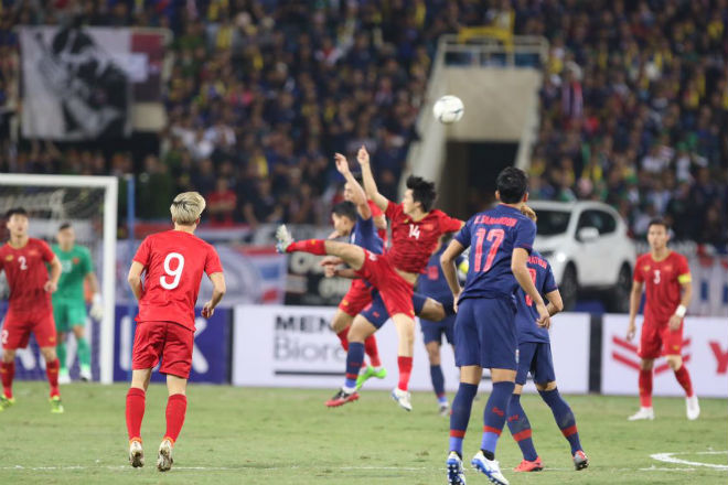 Trực tiếp không khí nóng bỏng ĐT Việt Nam đấu Thái Lan: Biển người "nín thở" ở Mỹ Đình - 1