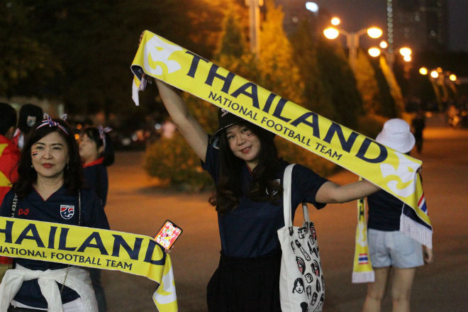 Trực tiếp không khí nóng bỏng ĐT Việt Nam đấu Thái Lan: Biển người "nín thở" ở Mỹ Đình - 13