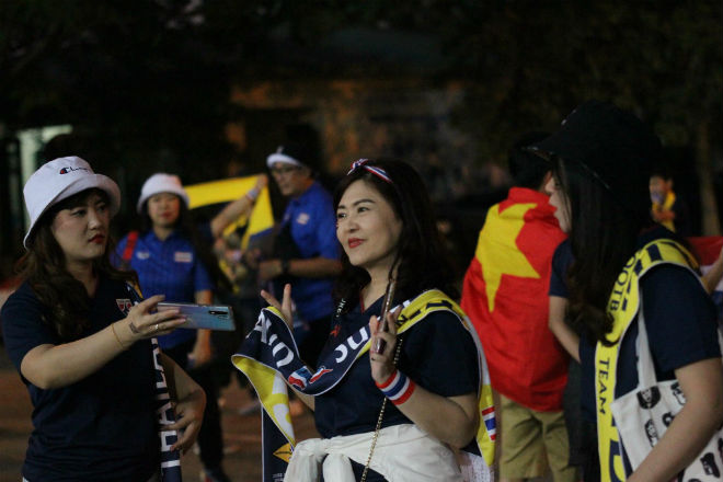 Các CĐV
đội khách Thái Lan chụp ảnh trước khi vào sân Mỹ Đình từ cửa sau
trước giờ "Voi chiến" đấu chủ nhà Việt Nam