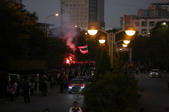 Các CĐV cuồng nhiệt thái quá của đội
khách đốt pháo sáng trước sân Mỹ Đình