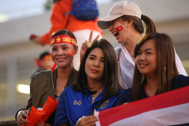 Các fan Việt Nam và Thái Lan chụp ảnh
kỷ niệm cùng nhau