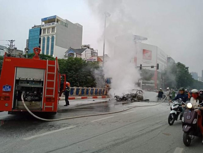 Chiếc xe trơ khung sau khi được dập cháy.