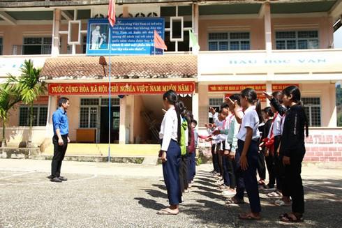 Hiện thầy Hoàn là Tổng phụ trách đội tại Trường PTDT BT-THCS Ngọk Tem