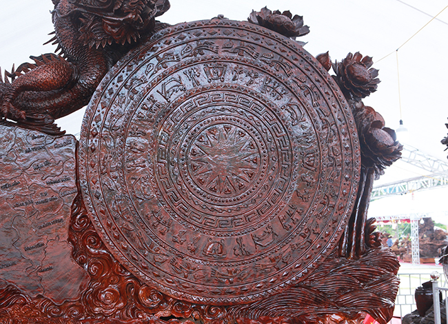 Trống đồng Đông Sơn được khắc họa trang trí với hoa văn, chim hạc và ngôi sao nhiều cánh ở giữa mặt trống tượng trưng cho thần Mặt Trời...
